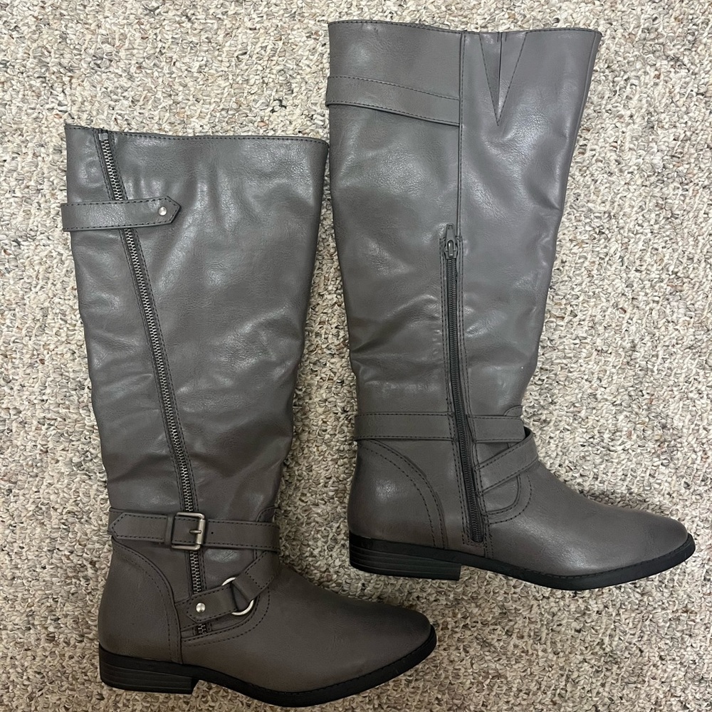 Grey boots, size 8W